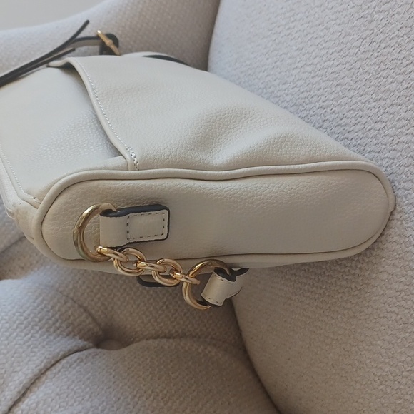 TOMMY HILFIGER Cream Pebbled Crossbody Bag With Inside & Outside Pockets - Picture 6 of 14